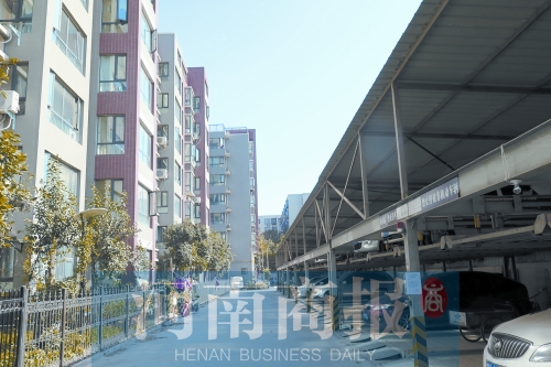 鄭州建設(shè)西路與工農(nóng)路交叉口西北角附近一小區(qū)內(nèi)，立體車庫(kù)已投入使用