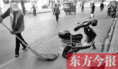 昨日，鄭州市中州大道上，穿梭于車流中上崗的環(huán)衛(wèi)工