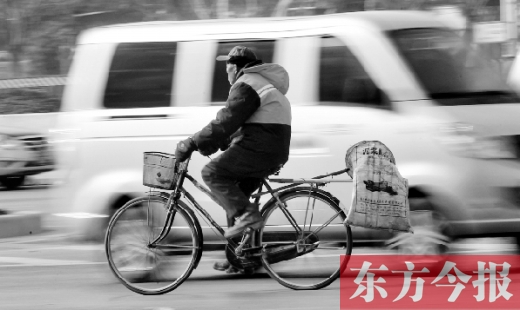 昨日，鄭州市中州大道上，穿梭于車流中上崗的環(huán)衛(wèi)工
