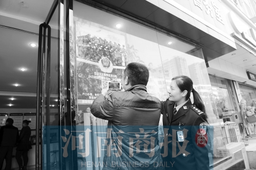 市民正在掃描二維碼，加關(guān)注