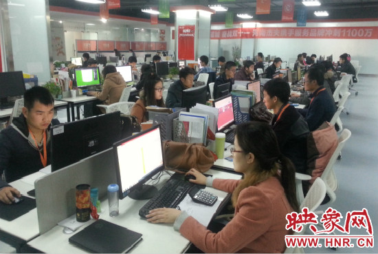 河南省電子商務(wù)產(chǎn)業(yè)園里，電商運(yùn)營(yíng)商河南杰夫成交3500萬(wàn)元，其中淘寶河南館占了七成。