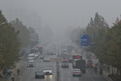 被霧、霾同時籠罩的市區(qū)道路