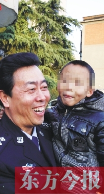 林州市公安局長趙峰抱著滿臉笑容的曉宇（化名），也露出了笑容
