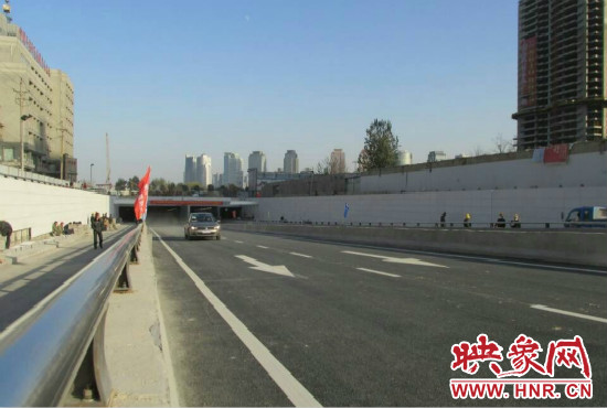 紅專路下穿中州大道隧道工程西起紅專路與姚寨路交叉口，東至紅專路與龍湖外環(huán)路交叉口。