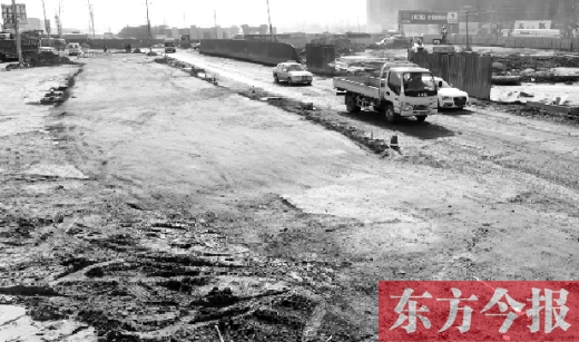 昨日，今報(bào)連續(xù)報(bào)道的鄭州南四環(huán)柴郭轉(zhuǎn)盤(pán)附近的大坑已基本填平