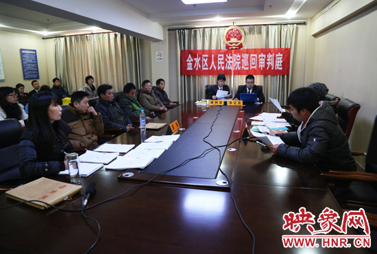 12月2日上午9點，鄭州市金水區(qū)法院將法庭搬到了經(jīng)八路辦事處，并案審理了這6起勞務糾紛案件。