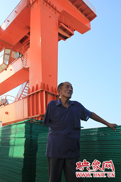 2014年7月31日，淅川縣九重鎮(zhèn)陶岔村獨(dú)臂護(hù)水員李進(jìn)群在淅川渠首。