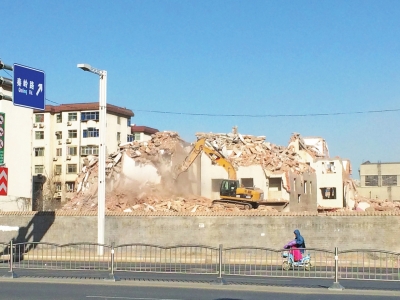 航海路秦嶺路口的閆垌村拆遷現(xiàn)場，看不到防塵措施。