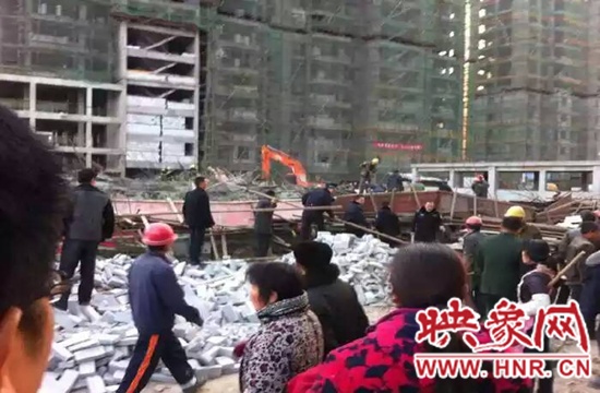 圖為事故現(xiàn)場情況，當(dāng)?shù)厝罕姽﹫D。