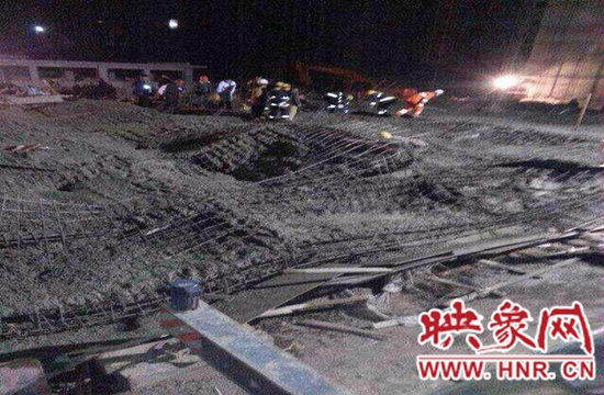 圖為事故現(xiàn)場情況，當(dāng)?shù)厝罕姽﹫D。