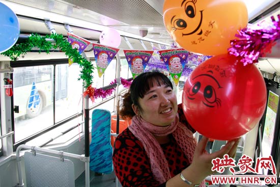 鄭州快速公交B3區(qū)間線車長(zhǎng)李鵬云在車廂里懸掛氣球，布置圣誕車廂，營(yíng)造歡樂(lè)圣誕氛圍