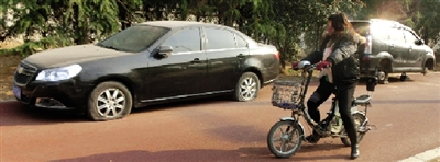 緊臨西三環(huán)一小區(qū)門口停的轎車，8輛車車胎被扎