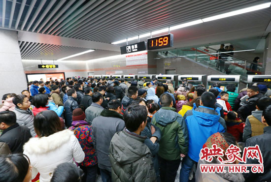 地鐵開通首日，上午十一點(diǎn)五十九分，紫荊山地鐵站售票機(jī)前擠滿了買票的市民。