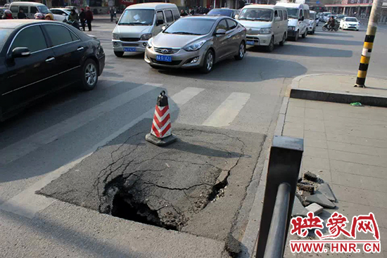 南陽(yáng)路農(nóng)業(yè)路出現(xiàn)深坑，近看是因?yàn)闉r青充當(dāng)窨井蓋所致