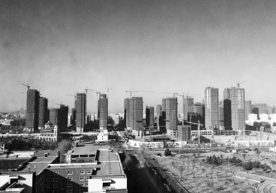 在鄭州市同一地點拍攝的照片，下為1月1日晴朗天氣，上為1月5日霧霾天氣。（拼接圖片）