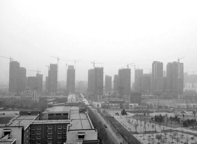 在鄭州市同一地點拍攝的照片，下為1月1日晴朗天氣，上為1月5日霧霾天氣。（拼接圖片）
