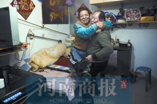 2015年1月15日，老鄰居抱起180斤重的高新海去坐三輪車，準(zhǔn)備出去轉(zhuǎn)轉(zhuǎn)