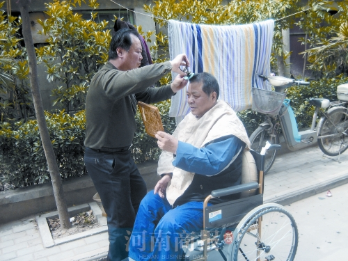 2011年8月18日，老鄰居給高新海剪發(fā)