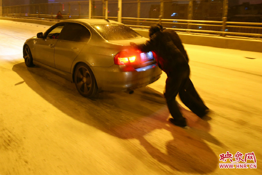 兩位“推車人”奮力的推著小車上橋。