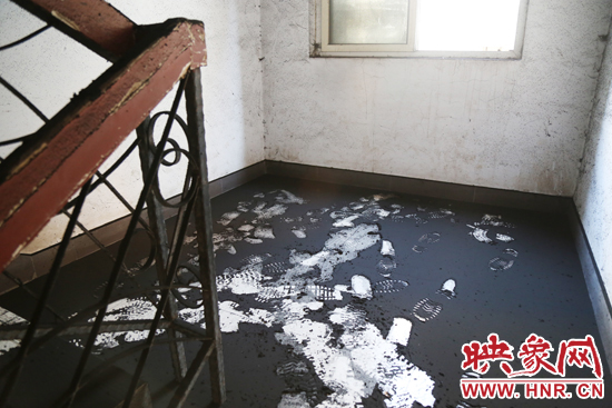 一樓到六樓的樓道內(nèi)都是黑色的煙塵。