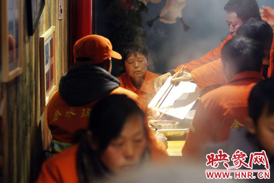 鄭州黃河路衛(wèi)生路附近一家火鍋店，宴請130名環(huán)衛(wèi)工人吃火鍋。