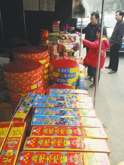 一家鞭炮攤兒前，只有少數(shù)人駐足購(gòu)買。