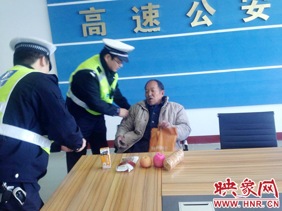 民警將老人帶回駐地。