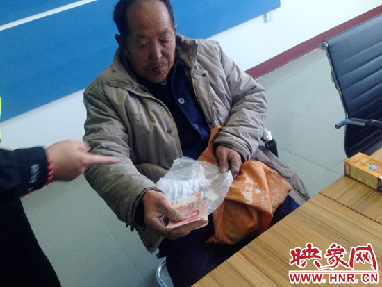在把老人帶回駐地后，老人竟又從身上掏出幾千元現(xiàn)金要塞給民警。