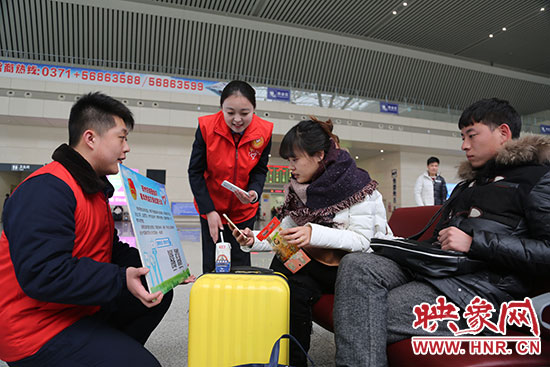 邀請(qǐng)旅客掃二維碼參加活動(dòng)。