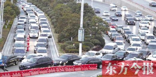 昨日，鄭州市福元路，車輛在僅剩的一條5米寬車道上堵得“不亦樂乎”