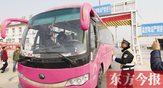 鄭州交警在鄭州黃河大橋安裝“機動車緝查布控系統(tǒng)”嚴查違法運輸行為，確保旅客安全。