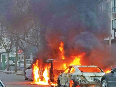 鄭州街頭高壓線著火殃及路邊6輛車(chē)