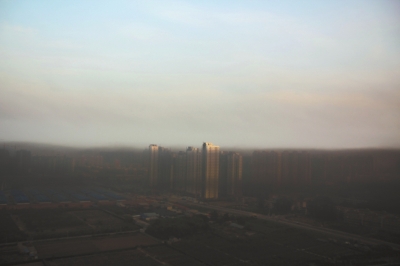鄭州遇“平流霧”，上空晴朗，城市被黑霧籠罩