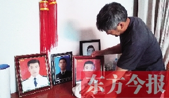 沉浸在悲痛之中的魯有海，擦拭著孩子的遺照