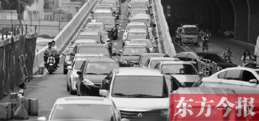昨日，鄭州市大學(xué)路與隴海路交叉口處，因封閉施工，現(xiàn)場堵成停車場