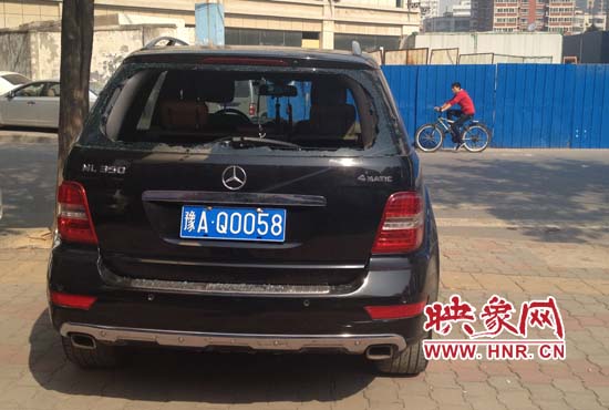 奔馳車夜停路邊被砸，損失萬元以上