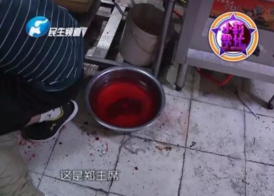 老板竟突然在廚房內(nèi)割腕自殺!發(fā)現(xiàn)意外情況后，小莉趕緊對傷者進(jìn)行包扎，并撥打了120急救電話。