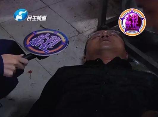 老板竟突然在廚房內(nèi)割腕自殺!發(fā)現(xiàn)意外情況后，小莉趕緊對傷者進(jìn)行包扎，并撥打了120急救電話。