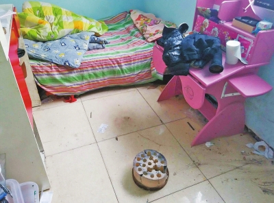 在理發(fā)店死者居住的臥室內(nèi)，地上放有一個(gè)大煤球。
