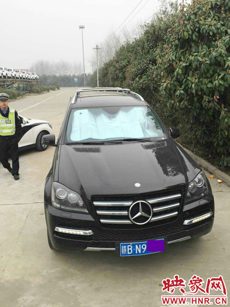 江西男子奔馳車中睡覺一氧化碳中毒，周口高速交警及時發(fā)現(xiàn)。
