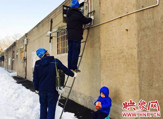 5歲娃冰天雪地睡著。