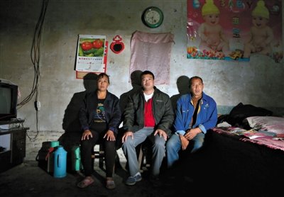 10月18日，自鋸病腿的鄭艷良所在的保定市清苑縣東臧村，有多家農(nóng)戶大病難醫(yī)，村民王新建（中）得了白血