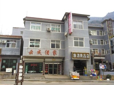 今年，胡萬林涉嫌非法行醫(yī)的地點(diǎn)，就在這座農(nóng)家賓館內(nèi)。