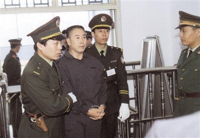 2000年9月30日，河南商丘，胡萬林被法警押上法庭。