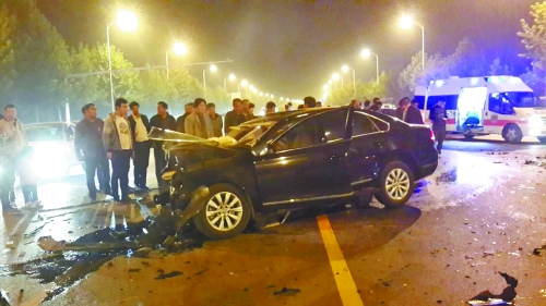 車禍發(fā)生在鄭開大道路中央雙黃線附近,現(xiàn)場狀況慘烈。