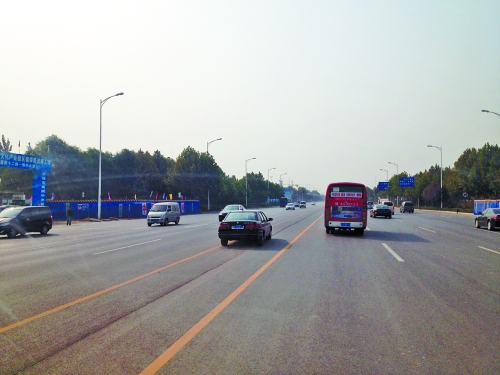 鄭開大道上隨處可見車輛駛?cè)腚p黃線超車,很危險。
