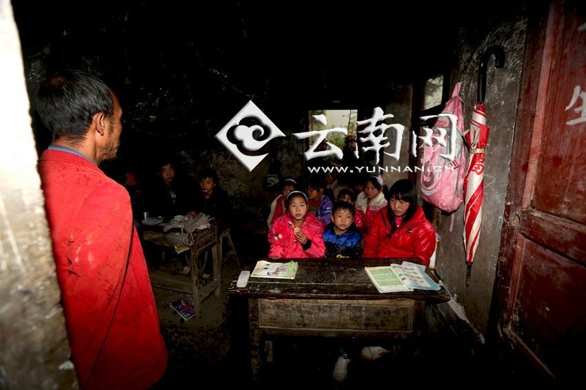 小學里只有兩個班，大點的孩子無法升入高年級，只得從一年級再讀起，就像復讀機。