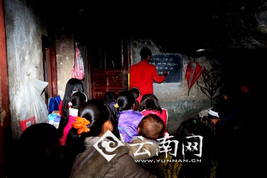 由于受到當?shù)厝似缫?，大鍋圈的孩子們沒有外出求學的機會，只能在這樣的簡易房里學習
