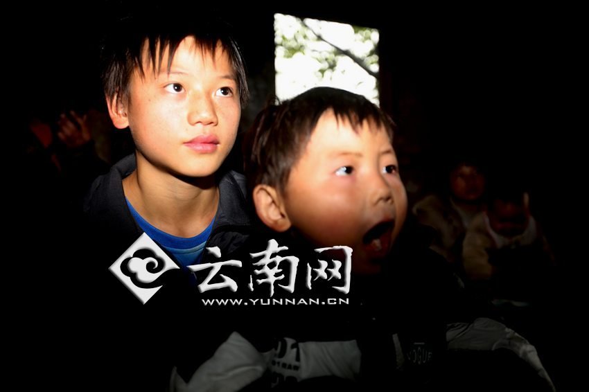 孩子認真地跟著袁老師讀拼音。徐弘毅 攝