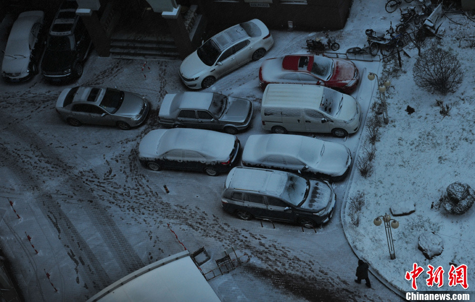 11月18日，沈陽(yáng)街頭車(chē)輛被積雪覆蓋。
